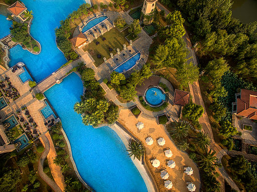 【冰雪度假】￥1080起/套！打卡沪上TOP亲子酒店『上海东方佘山索菲特大酒店』 奢享豪华房+自助早餐+双人晚餐+室内滑雪机体验~足不出沪体验冰雪风情，有效期至2022年4月29日 商品图0