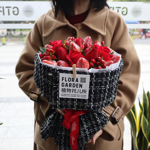 小香风草莓玫瑰花束 商品图3