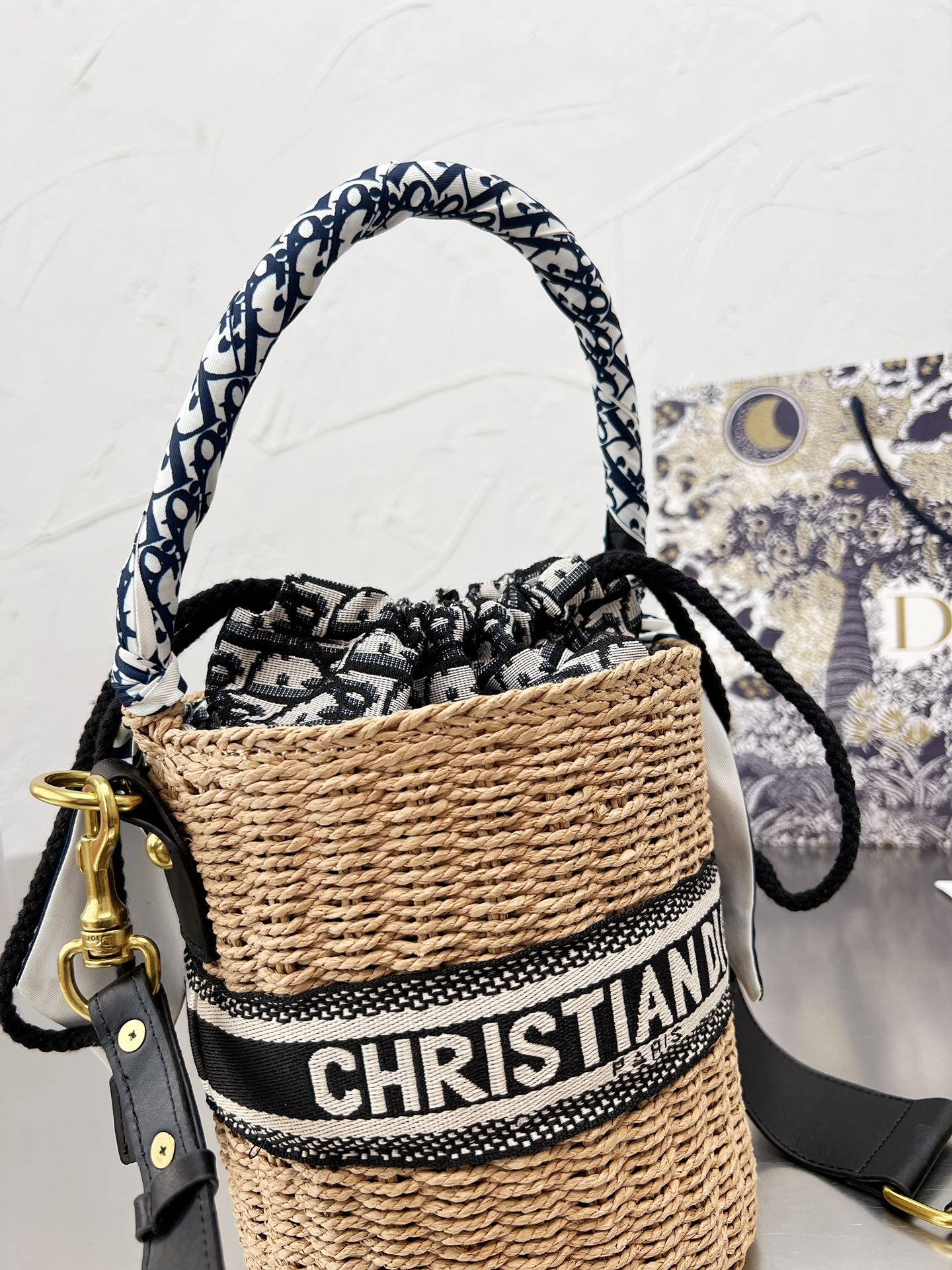 点此购买 迪奥提手编织菜篮子女士沙滩包 sj 214224