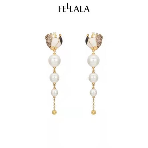 2楼Fellala翡拉拉山茶花系列复古长简约轻奢珍珠耳饰    款号20WIN304105  吊牌价1129 现价1016 商品图0
