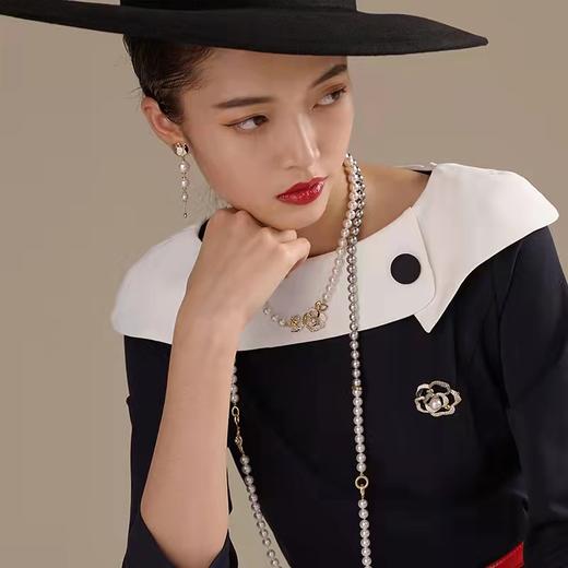 2楼Fellala翡拉拉山茶花系列复古长简约轻奢珍珠耳饰    款号20WIN304105  吊牌价1129 现价1016 商品图1