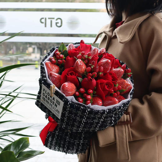 小香风草莓玫瑰花束 商品图4