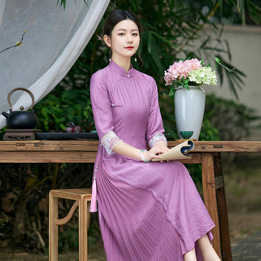 2022春夏新品国风时尚新款女士中式压褶奥黛旗袍枫庭刺绣连衣裙 LX21082 商品图2