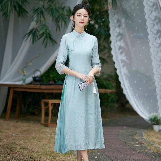 2022春夏新品国风时尚新款女士中式压褶奥黛旗袍枫庭刺绣连衣裙 LX21082 商品图3