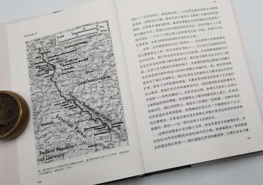 《冷战的静谧边界》，美 尤利娅.科姆斯卡著，山东画报出版社2018年版，定价68，售价25元。非偏远地区包邮。
  商品图3