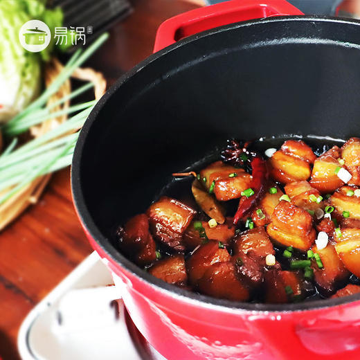 【外运团 每周一发货】易锅 |22*15
 经典必选铸铁樱桃红色炖锅 炖煮炒全能 喜庆又养眼 耐用又皮实 多功能 健康不粘锅 商品图3