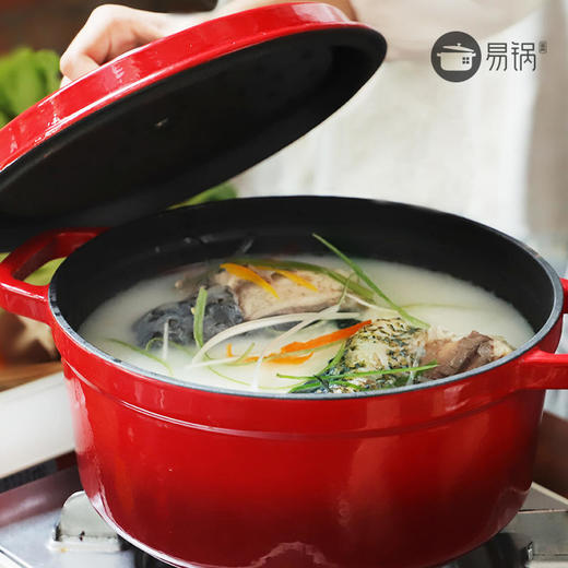 【外运团 每周一发货】易锅 |22*15
 经典必选铸铁樱桃红色炖锅 炖煮炒全能 喜庆又养眼 耐用又皮实 多功能 健康不粘锅 商品图2