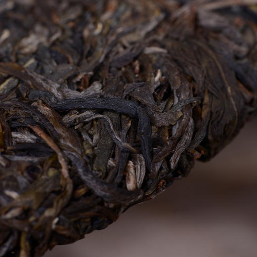 【预售8折，买5送1】2026《弯弓单株》古树春茶 200克*1饼 生茶 商品图1