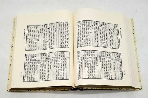 《景刊宋金元明本词》《四印斋所刻词》，精装，16开，厚册，吴昌绶、王鹏运辑，上海古籍出版社2012年版，分别定价338，298元。分别售价：186、168元。品相9成。 商品图9