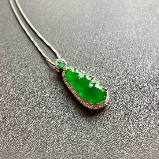高冰种阳绿翡翠福豆18k白金钻石镶嵌 商品图3