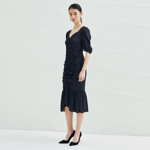 EITIE爱特爱夏季新款时尚V领气质鱼尾压褶复古波点修身连衣裙B2207930 商品图1