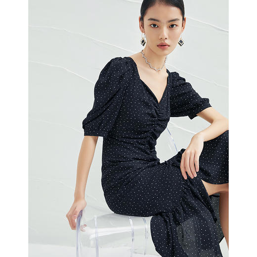 EITIE爱特爱夏季新款时尚V领气质鱼尾压褶复古波点修身连衣裙B2207930 商品图2