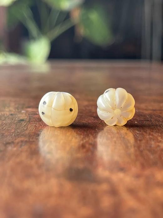 藏传八棱五眼老鱼骨圆珠两粒，顺丰包邮 商品图0