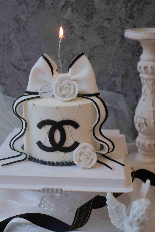 轻奢系列 | 香奈儿CHANEL半翻糖蛋糕（抹面淡奶油+黄油，务必提前三天预定） 商品图0