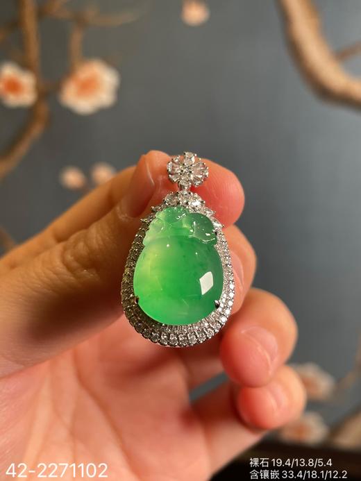 灵猴献福题材吊坠。玻璃阳艳绿福瓜吊坠49999【42-2271102】 商品图1