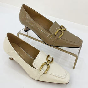 康莉2022春款尖头细跟方头金属装饰浅口单鞋KYQ21009