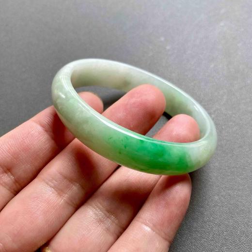 糯冰种阳绿翡翠贵妃镯52 商品图7