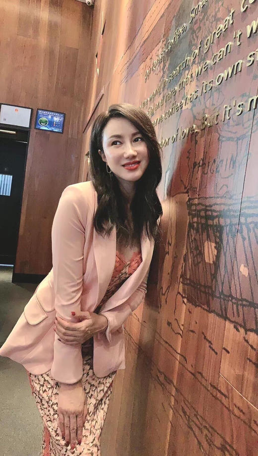 4203 “始于浪漫”豹纹连衣裙 
野性与浪漫兼具 职场 轻礼服颈袖添香 商品图5