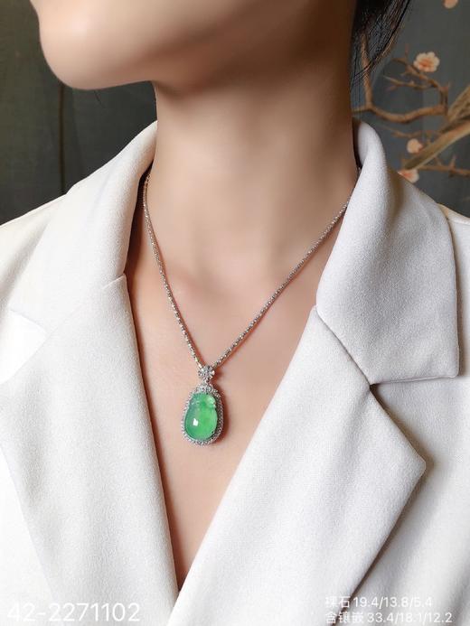 灵猴献福题材吊坠。玻璃阳艳绿福瓜吊坠49999【42-2271102】 商品图4