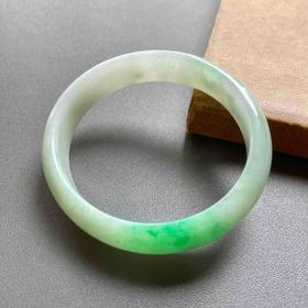 糯冰种阳绿翡翠贵妃镯52