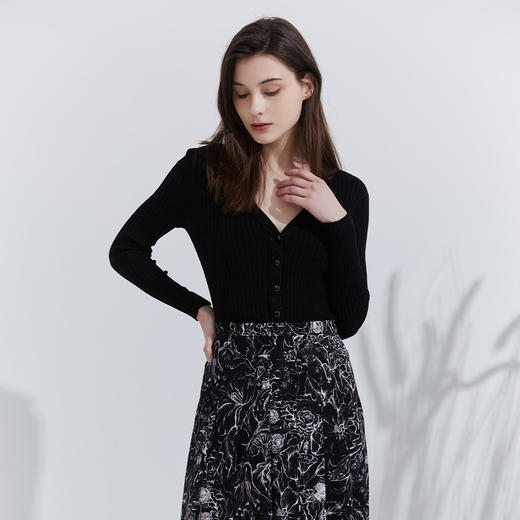 METTE22年春夏新品女士针织开衫时尚V领长袖修身弹力舒适打底衫 商品图2