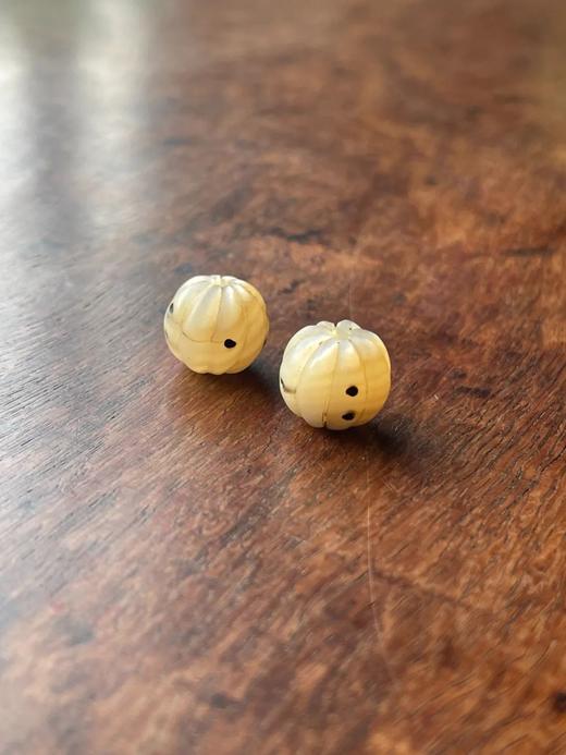 藏传八棱五眼老鱼骨圆珠两粒，顺丰包邮 商品图2