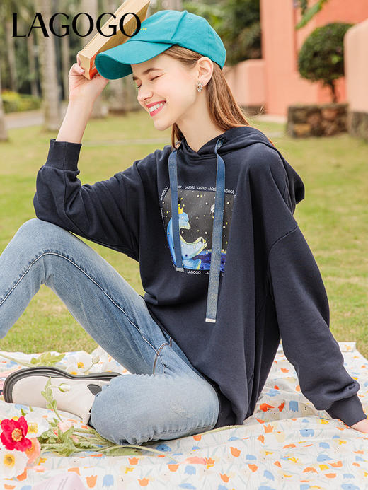 Lagogo拉谷谷2022春季新款连帽藏青色学院风短款卫衣女设计感印花LALL412C53 商品图3