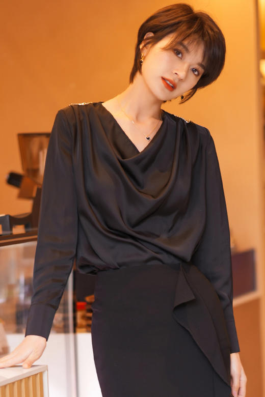 黑色衬衫女2022春季新款v领长袖气质减龄御姐范衬衣高级感 商品图5