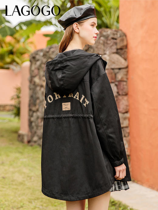 Lagogo拉谷谷2022春季新款连帽字母黑色风衣女中长款 LAFF232A50 商品图3