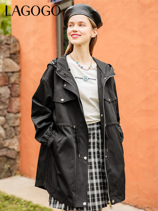 Lagogo拉谷谷2022春季新款连帽字母黑色风衣女中长款 LAFF232A50 商品图1