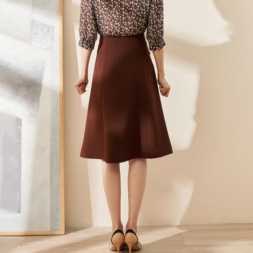 剩S 米思阳2024秋季新款通勤休闲深咖色半身裙扣子点缀a字直筒裙0787 商品图3