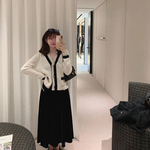 香香黑 镂空XS 金蘑菇菇【富士山香香】谁穿都好看的黑白气质甜v领针织开衫 商品图4