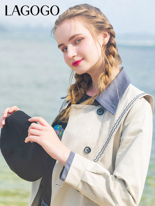 Lagogo拉谷谷2022春季新款翻领中长款双排扣灰驼色风衣女修身外套 LAFF232C43 商品图2