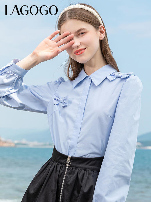 Lagogo拉谷谷2022春季新款翻领蝴蝶结泡泡袖衬衫女长袖浅蓝色上衣LACC432C21 商品图0