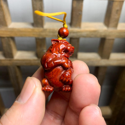 【10月积分换购】小叶紫檀虎虎生威 吊坠 商品图4
