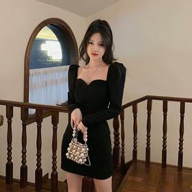 黛唯梵2022新款大心法式浪漫方领泡泡袖收腰小黑裙女春季黑色锁骨短款温柔连衣裙