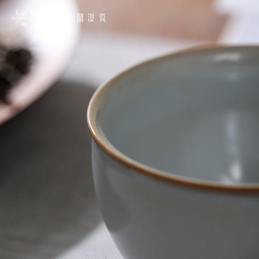 问鼎汝瓷复刻款月白风水缸杯 商品图2