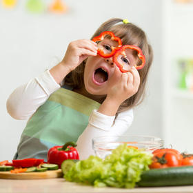 孩子在餐桌上总是玩食物怎么办？