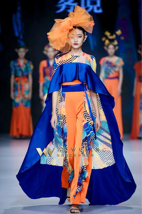 2202043 繁橘似锦连体裤 两件套 雾境，温馨提示：图片为走秀版，大货版型稍作调整更适用于日常穿着。此款把斗篷改短了