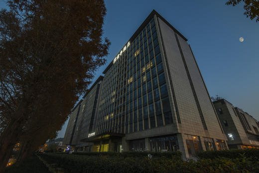 ★周末不加价★￥599起/2间夜 入住【之江印象君亭酒店(杭州转塘中国美院店)】享豪华房+早餐+下午茶~另有单晚含野生动物园门票可选！毗邻地铁站，周边景点环绕，有效期至2025年12月31日 商品图0