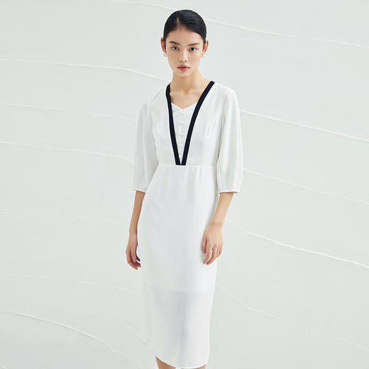 EITIE爱特爱夏季新款白色通勤时尚百搭高级撞色V领收腰连衣裙B2207920 商品图2