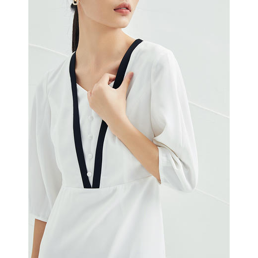 EITIE爱特爱夏季新款白色通勤时尚百搭高级撞色V领收腰连衣裙B2207920 商品图3