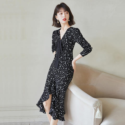 2022年春装新款连衣裙女V领系带碎花高级感鱼尾裙  NSM1807 商品图1