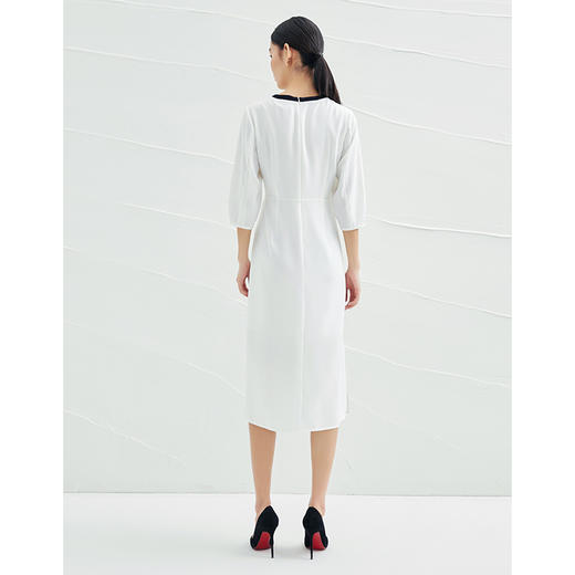 EITIE爱特爱夏季新款白色通勤时尚百搭高级撞色V领收腰连衣裙B2207920 商品图5