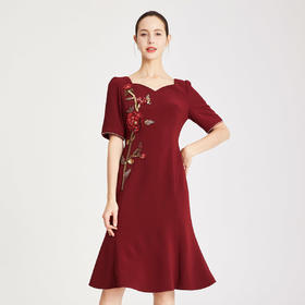 QF89A瑟俪2022年夏季上新桃形领优雅大方钉珠鱼尾摆小礼服连衣裙