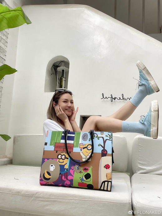 小黄人跨界撞色印花托特包 商品图4