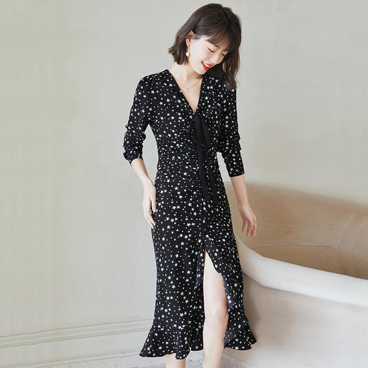 2022年春装新款连衣裙女V领系带碎花高级感鱼尾裙  NSM1807 商品图4