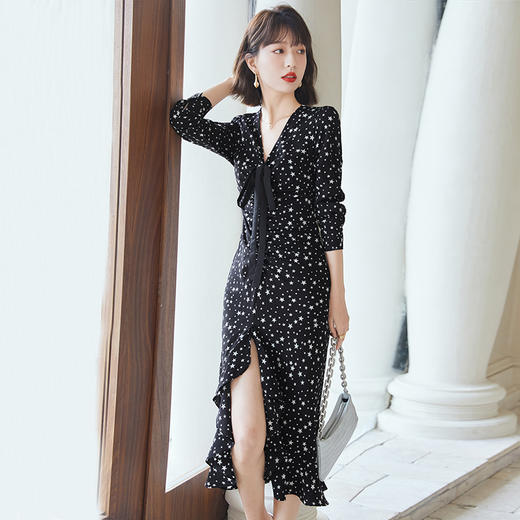 2022年春装新款连衣裙女V领系带碎花高级感鱼尾裙  NSM1807 商品图0