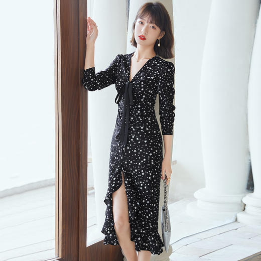 2022年春装新款连衣裙女V领系带碎花高级感鱼尾裙  NSM1807 商品图2