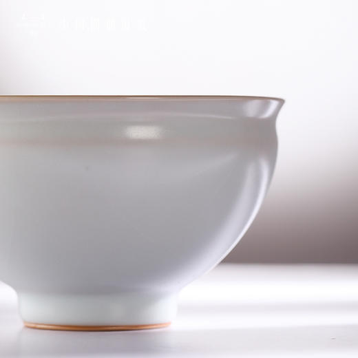 问鼎汝瓷复刻款月白折口碗 商品图2